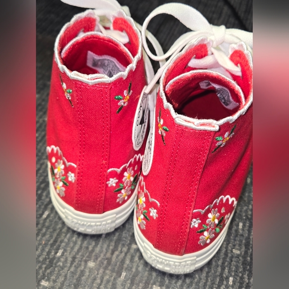 A11985C_A_107X1.jpg?sw=406&  Chuck Taylor All Star Converse Whimsical Floral Sneaker 8.5 NEW Make Offer!